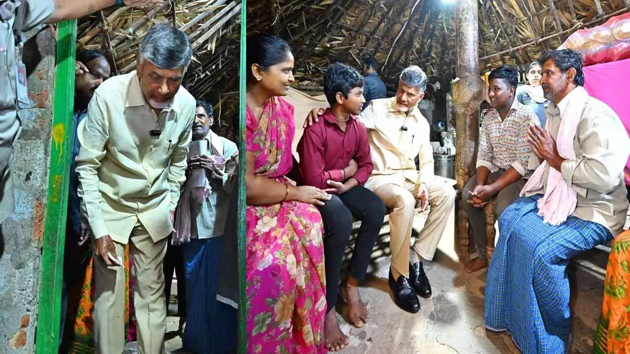 Chandrababu : పెనుమాకలో పింఛన్లు పంపిణీ చేసిన సీఎం చంద్రబాబు