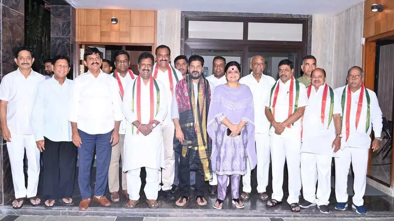 BRS : బీఆర్ఎస్‌కు కోలుకోలేని షాక్‌.. కాంగ్రెస్‌లో చేరిన ఆరుగురు ఎమ్మెల్సీలు