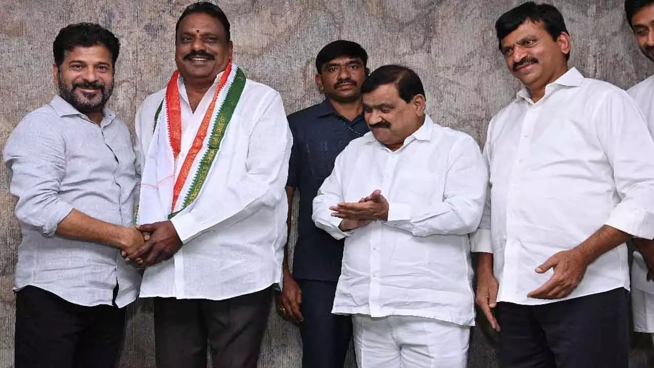 MLA Prakash Goud : కాంగ్రెస్‌లో చేరిన బీఆర్ఎస్‌ ఎమ్మెల్యే ప్రకాష్ గౌడ్.. నేడు మ‌రొక‌రు..!