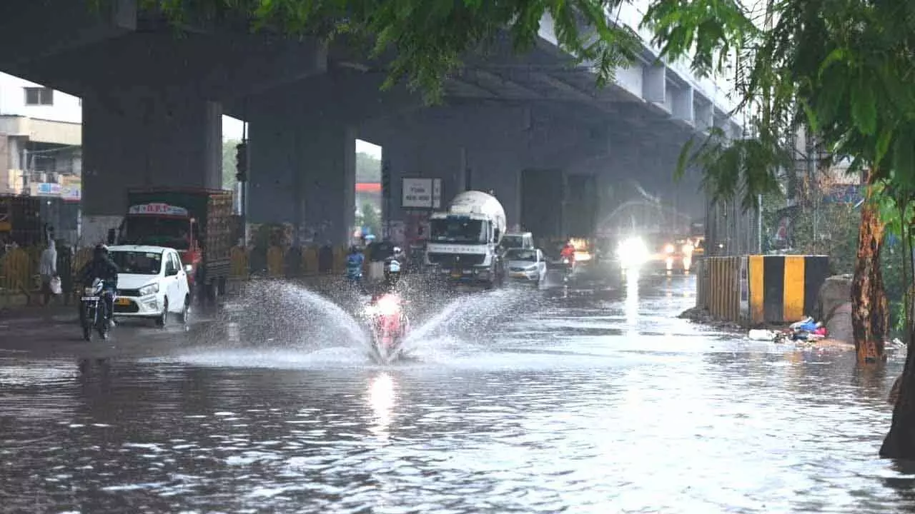 Rain : వర్షంతో నిద్ర‌లేచిన హైదరాబాద్.. నేడు న‌గ‌రంలో ఎల్లో అల‌ర్ట్‌..!