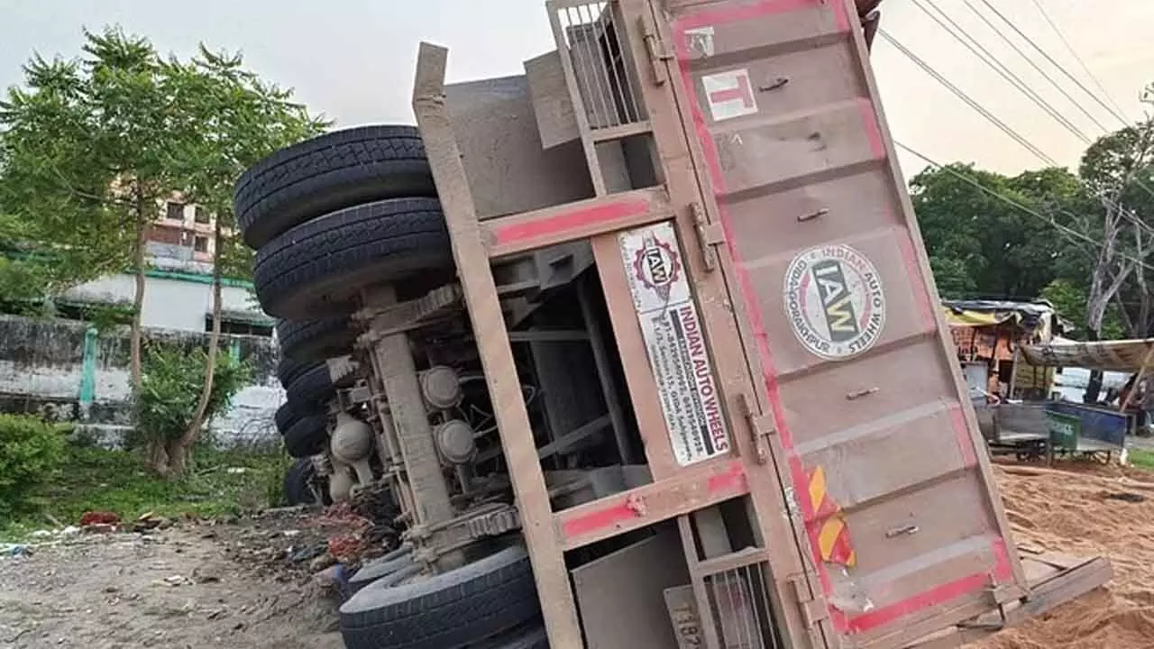 Accident : గుడిసెలోకి దూసుకెళ్లిన లారీ.. న‌లుగురు దుర్మ‌ర‌ణం