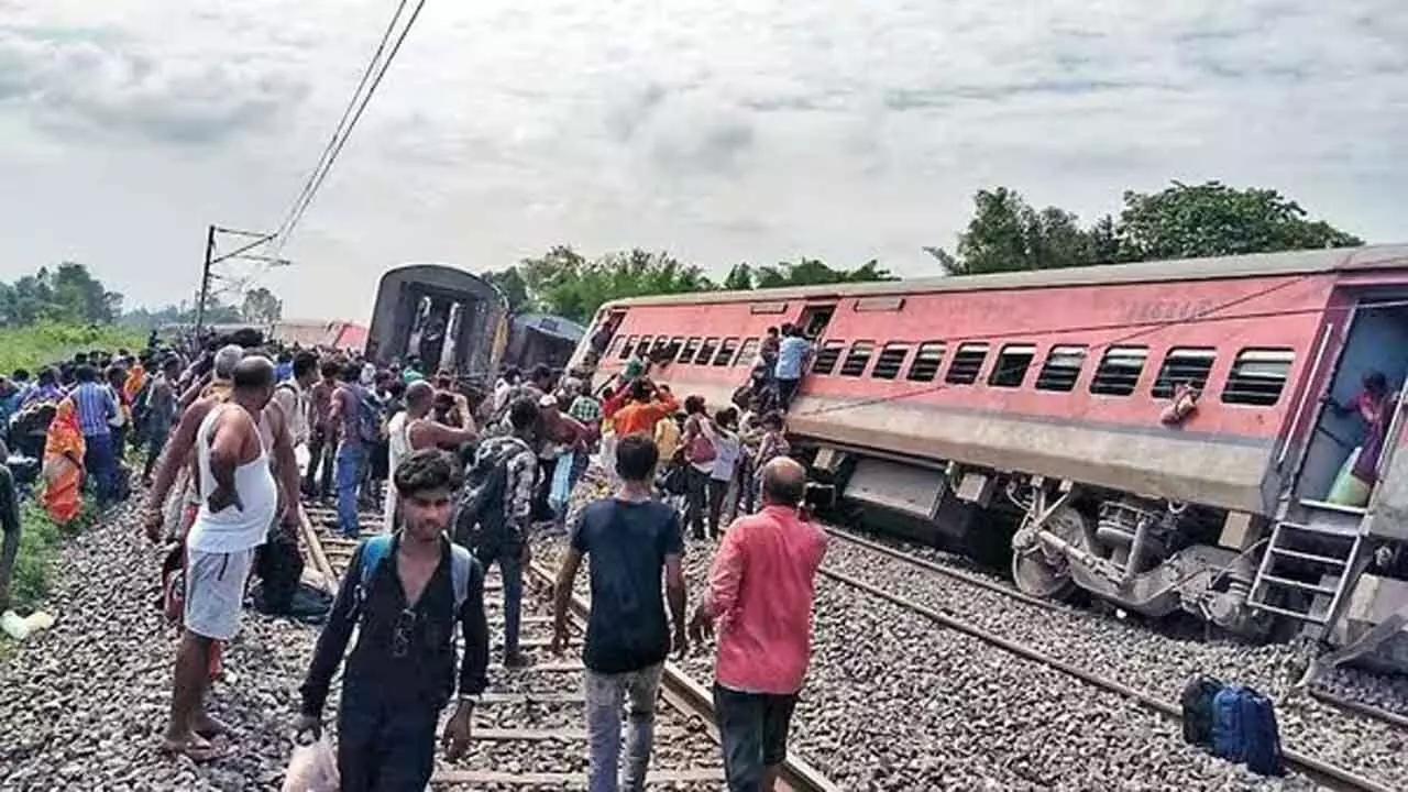 Sabarmati Express Derail : పట్టాలు తప్పిన‌ సబర్మతి ఎక్స్‌ప్రెస్