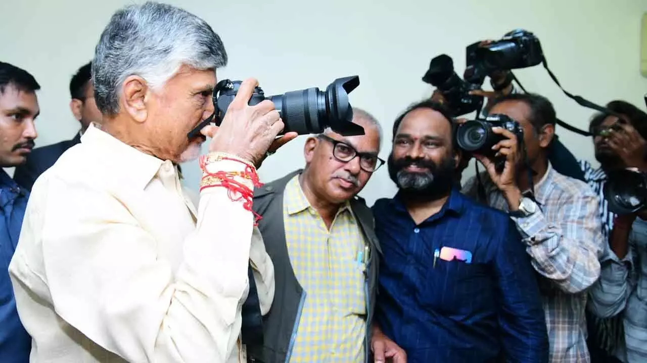 Chandrababu : కెమెరా చేత‌పట్టి ఫోటోలు తీసిన చంద్రబాబు