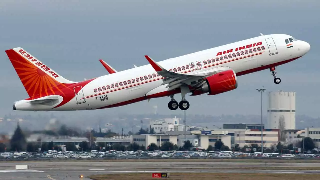 Air India : ఎయిరిండియా విమానానికి బాంబు బెదిరింపు.. ఎయిర్ పోర్టులో ఎమర్జెన్సీ ప్ర‌క‌ట‌న‌