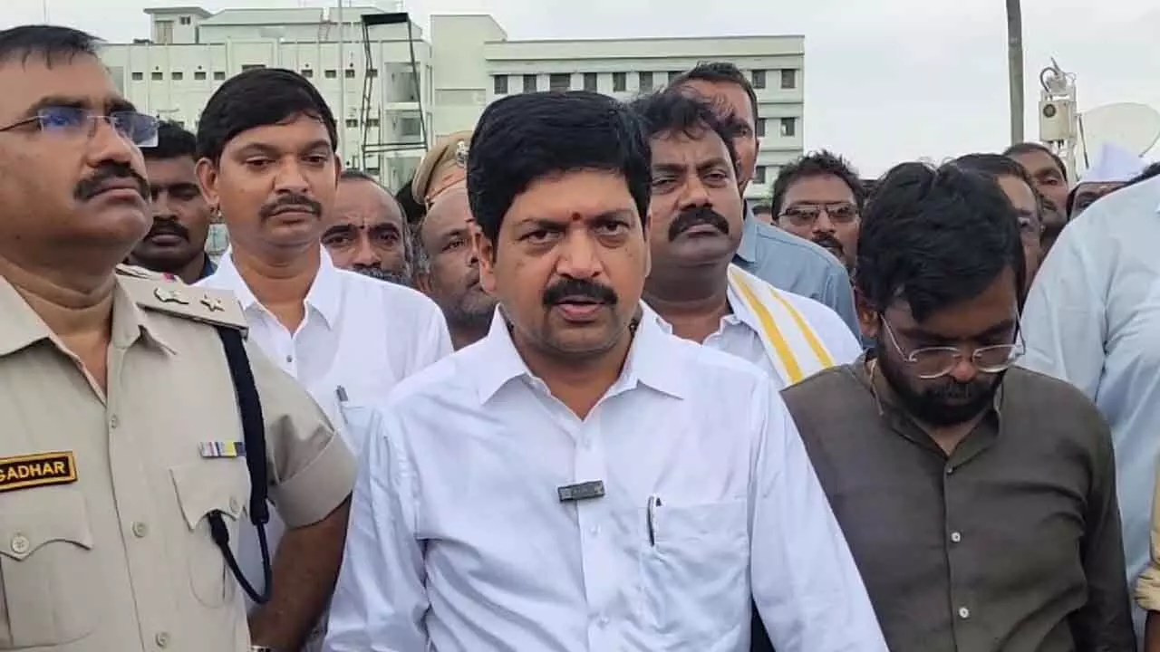 Minister Kollu Ravindra : గుడ్లవల్లేరు ఘటన బాధాకరం.. అనుమానాలున్న మాట నిజ‌మే