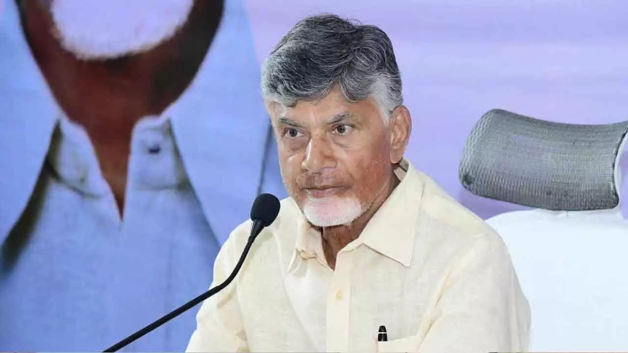 CM Chandrababu : భారీ వర్షాలు.. పెన్షన్ పంపిణీలో సచివాలయ ఉద్యోగులకు వెసులుబాటు