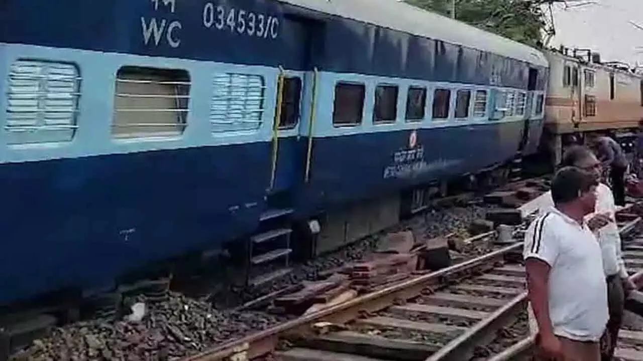 Indore-Jabalpur Express : ప‌ట్టాలు త‌ప్పిన ఎక్స్‌ప్రెస్ రైలు