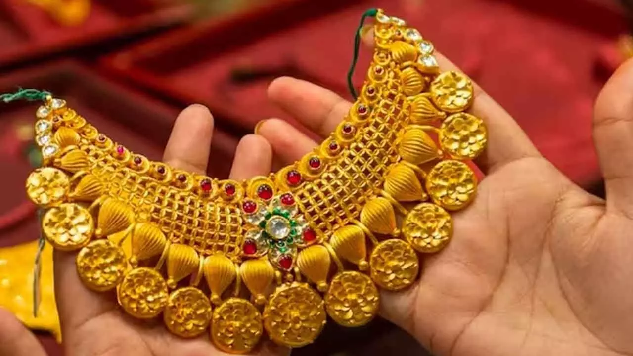 Gold Price : స్వ‌ల్పంగా త‌గ్గిన బంగారం, వెండి ధరలు