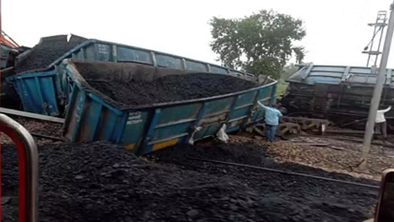 Mathura Rail Accident : పట్టాలు త‌ప్పిన గూడ్స్ రైలు.. 100కి పైగా రైళ్ల రాక‌పోక‌లు ప్రభావితం