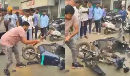 electric scooter destroyed:  బ్యాటరీ పేలి ఎలక్ట్రిక్ స్కూటీ దగ్ధం!