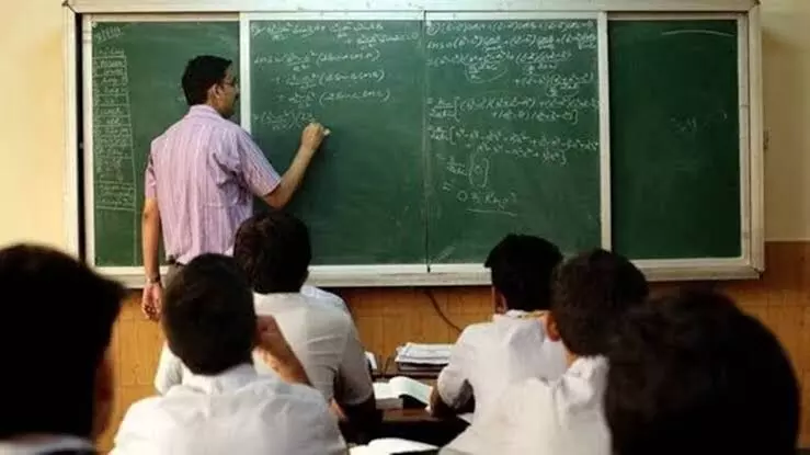 Government Schools Teachers Attendance Fraud:  గవర్నమెంట్ స్కూల్ లలో టీచర్ల ఫోటోలు...ఎందుకో తెలుసా?