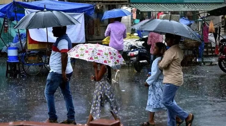 Weather Update Live : బంగాళాఖాతంలో అల్పపీడనం.. తెలంగాణలో రెండు రోజులపాటు మోస్తరు వానలు..