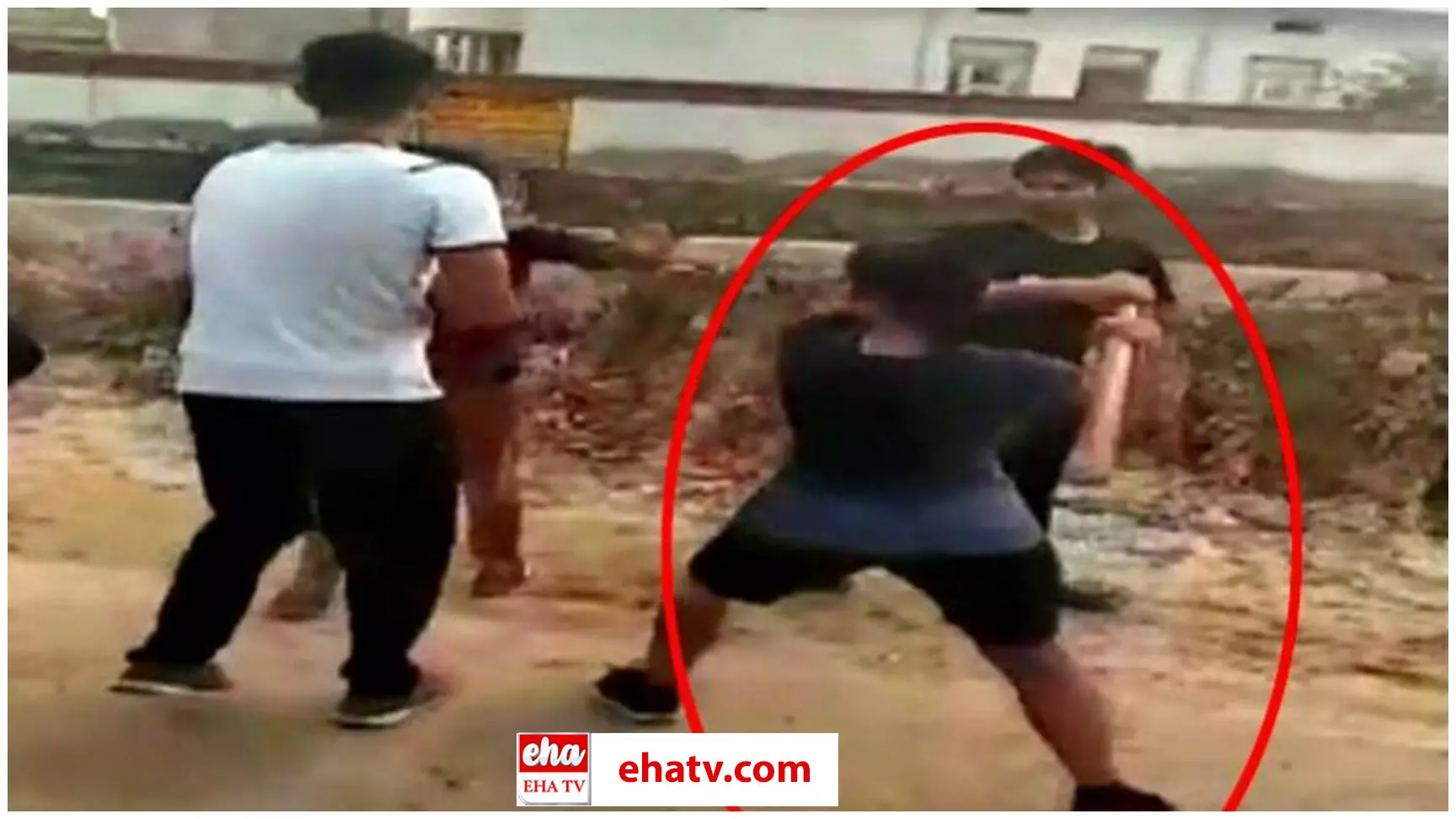 Girl Beats Up Eve Teaser :  తనపై అసభ్య కామెంట్స్‌ చేసిన పోకిరీ చెంప చెళ్లుమనిపించిన యువతి.. వీడియో వైరల్